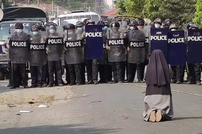 VIRAL: Monja salva a 100 personas con oración ante policías en Myanmar