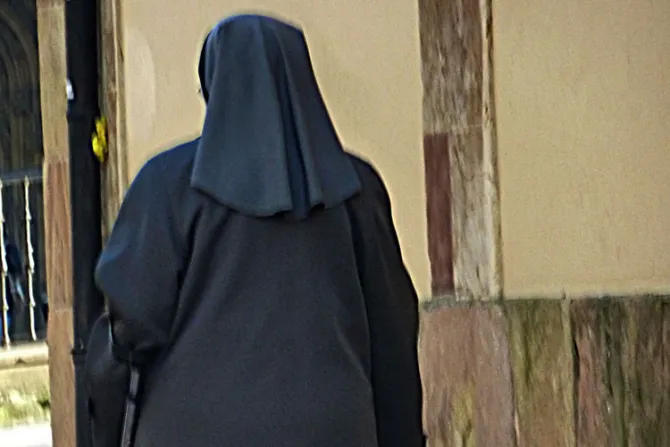 Le rompen la nariz a religiosa al grito de “por monja” en España