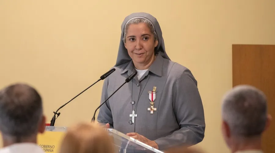 La hermana Cristina Fernández luce la Cruz al Mérito Militar. Crédito: MDE / Marco Romero.?w=200&h=150