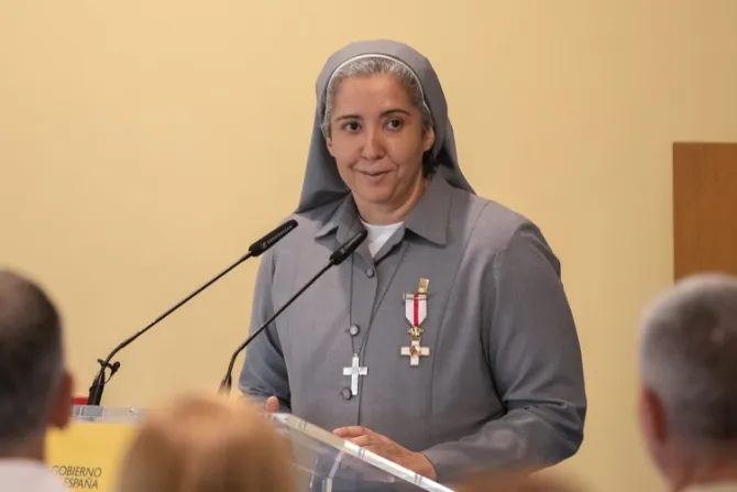 Religiosa misionera española recibe condecoración al mérito militar