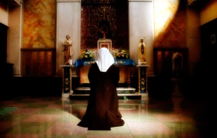 Monja carmelita rezando. Cru00e9dito: Carmel of Saint Joseph, St. Louis, Missouri. 