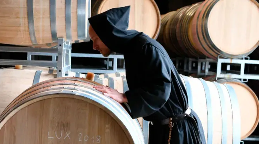 Monjes de viñedo papal en Francia venden vino para ayudar a familias afectadas por COVID-19