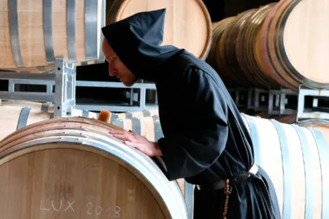 Monjes de viñedo papal en Francia venden vino para ayudar a familias afectadas por COVID-19