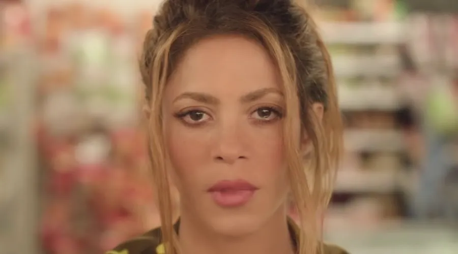 Shakira en video musical de "Monotonía"