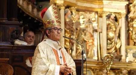 Arzobispo llama a recuperar el vestido clerical como gesto "revolucionario" en nuestros días