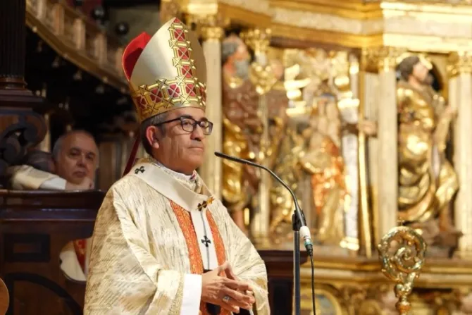 Arzobispo llama a recuperar el vestido clerical como gesto "revolucionario" en nuestros días