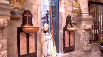 Mons. Barrio junto a la Puerta Santa. Foto: Captura de Youtube