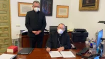 Mons. Cerro Chaves firma el decreto. Foto: Archidiócesis de Toledo