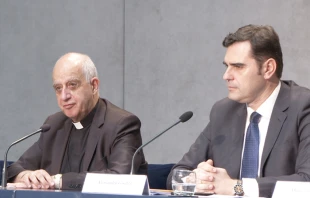 Mons. Rino Fisichella y Alessandro Gisotti. Cru00e9dito: Alessio Di Cintio (ACI) 