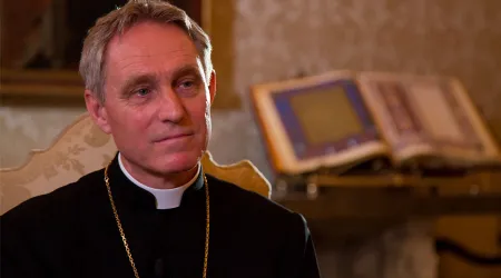 Mons. Gänswein mejora de su dolencia y podría regresar este jueves al Vaticano