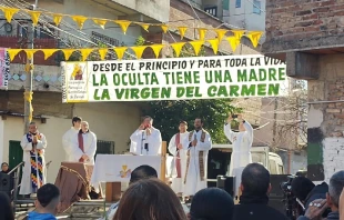 Mons. Garcu00eda cuerva celebrando la Eucaristu00eda en Ciudad Oculta. Cru00e9dito: Portal EnCamino/Arzobispado de Buenos Aires 