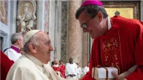 Mons. García Cuerva recibiendo el Palio de manos del Papa Francisco. Crédito: Vatican Media