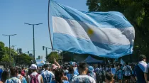 Argentinos celebran el triunfo de la selección en el Mundial de Qatar 2022. Crédito: Shutterstock