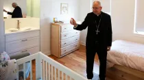 Mons. José Gomez bendice una de las habitaciones de la nueva residencia para mujeres embarazadas sin hogar. Crédito: Víctor Alemán (Arquidiócesis de Los Ángeles)