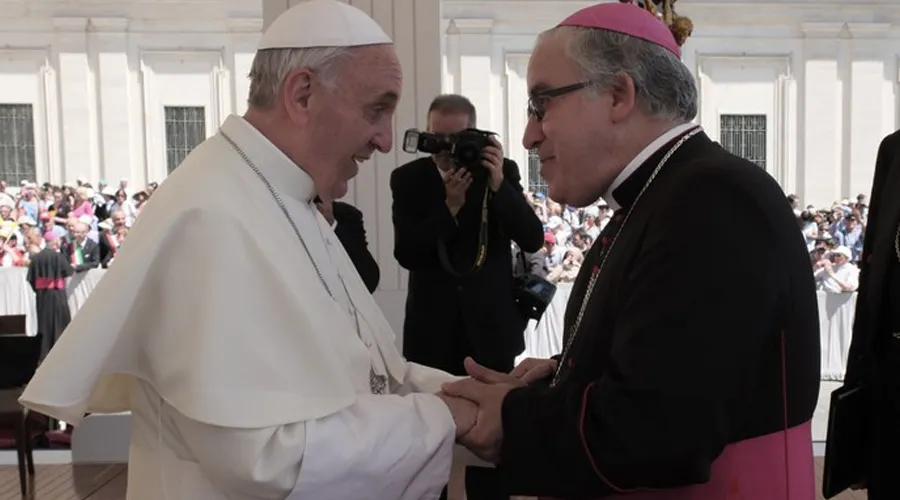 El Papa con Mons. Josep Àngel Saiz Meneses en el Vaticano. Foto: Diócesis de Terrassa