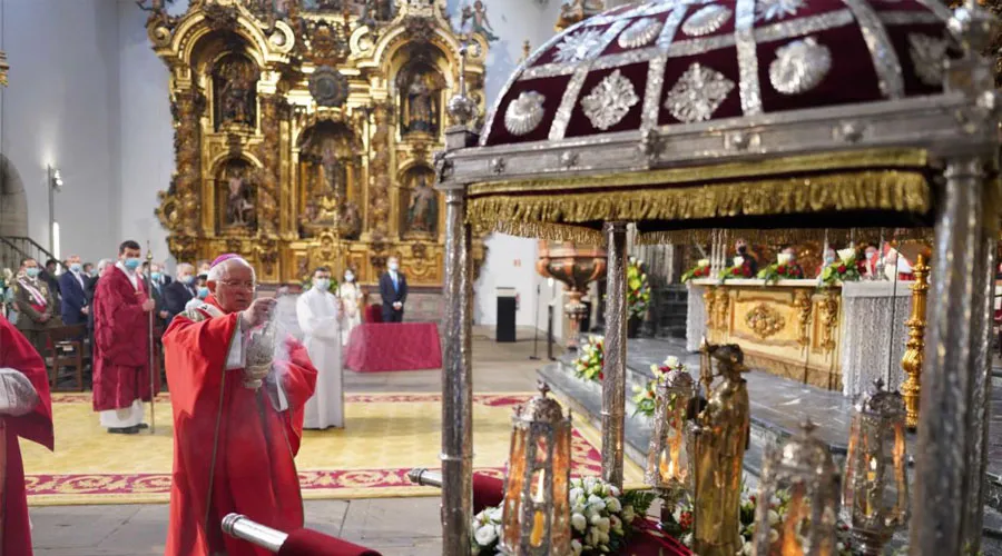 Mons. Julián Barrio bendice el relicario de Santiago Apóstol. Foto: ArchiCompostela