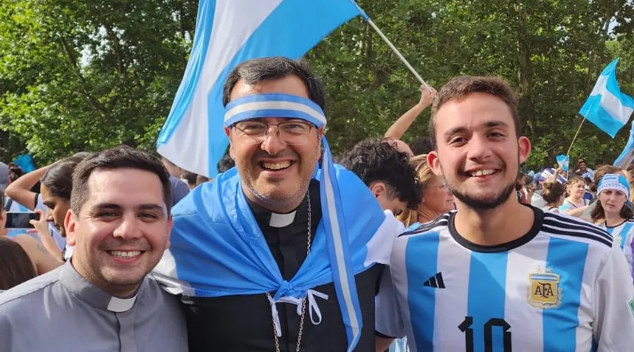 Mons. Mestre festeja junto a los marplatenses. Crédito: Diócesis de Mar del Plata?w=200&h=150