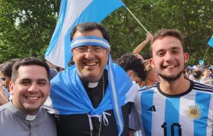 Mons. Mestre festeja junto a los marplatenses. Crédito: Diócesis de Mar del Plata 