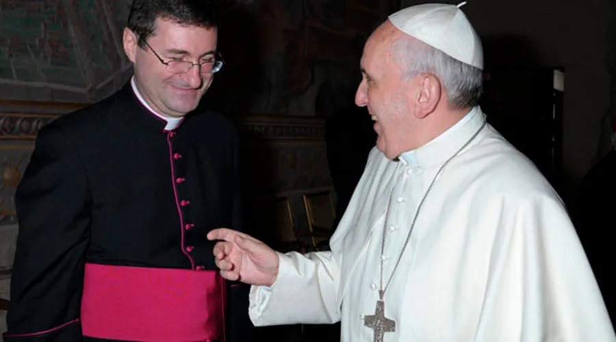 Mons. Paolo Rudelli y el Papa Francisco. Crédito: Vatican Media?w=200&h=150