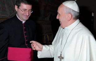 Mons. Paolo Rudelli y el Papa Francisco. Cru00e9dito: Vatican Media 