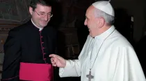 Mons. Paolo Rudelli y el Papa Francisco. Crédito: Vatican Media