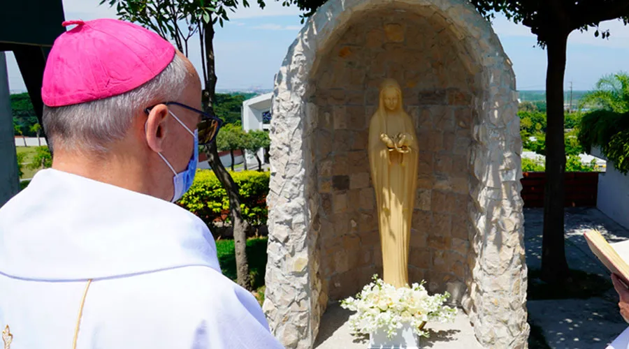 Mons. Giovanni Battista Piccioli frente a la imagen de la Virgen María Madre de los Nacidos y No Nacidos. Crédito: Arquidiócesis de Guayaquil?w=200&h=150