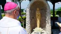 Mons. Giovanni Battista Piccioli frente a la imagen de la Virgen María Madre de los Nacidos y No Nacidos. Crédito: Arquidiócesis de Guayaquil
