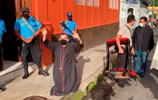 El Obispo de Matagalpa, Mons. Rolando u00c1lvarez, es vigilado por policu00edas de Nicaragua. Cru00e9dito: Diu00f3cesis de Matagalpa 