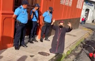 Mons. Rolando u00c1lvarez es vigilado por la policu00eda de Nicaragua el 4 de agosto de 2022. Cru00e9dito: Diu00f3cesis de Matagalpa 