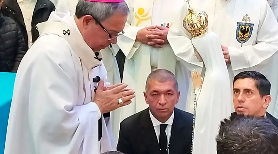 El Arzobispo de Bogotá, Mons. Luis José Rueda Aparicio, reza ante la imagen de la Virgen de Fátima. Cortesía: Misión Fátima Colombia?w=200&h=150