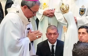 El Arzobispo de Bogotu00e1, Mons. Luis Josu00e9 Rueda Aparicio, reza ante la imagen de la Virgen de Fu00e1tima. Cortesu00eda: Misiu00f3n Fu00e1tima Colombia 