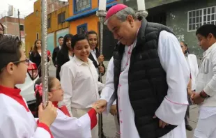Mons. Carlos Garfías en la calle. Crédito: Arquidiócesis de Morelia 