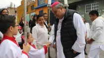 Mons. Carlos Garfías en la calle. Crédito: Arquidiócesis de Morelia