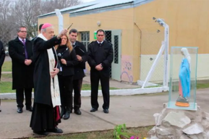 Obispo bendice imagen de la Virgen María pintada por reos en Argentina