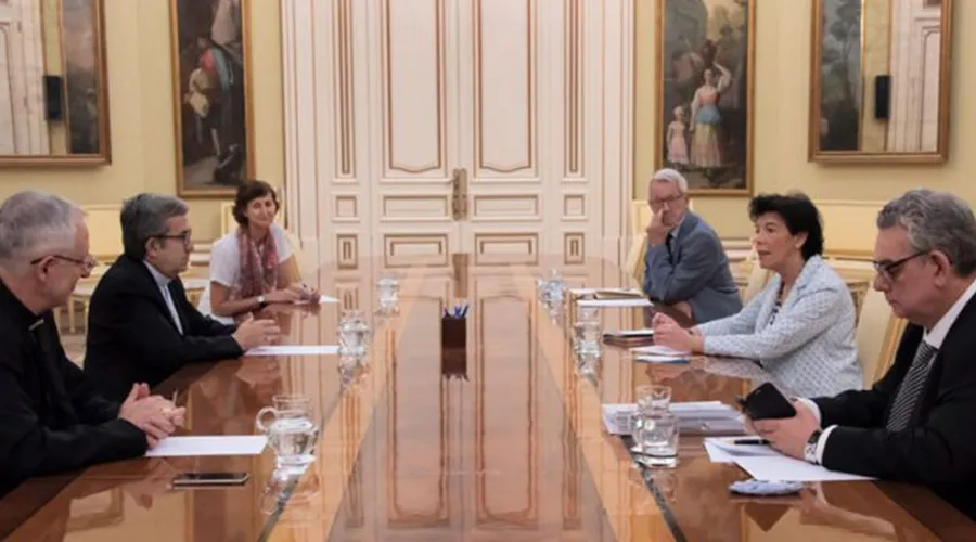 Momento del encuentro entre Mons. Argüello y la Ministra Isabel Celaá. Crédito: CEE