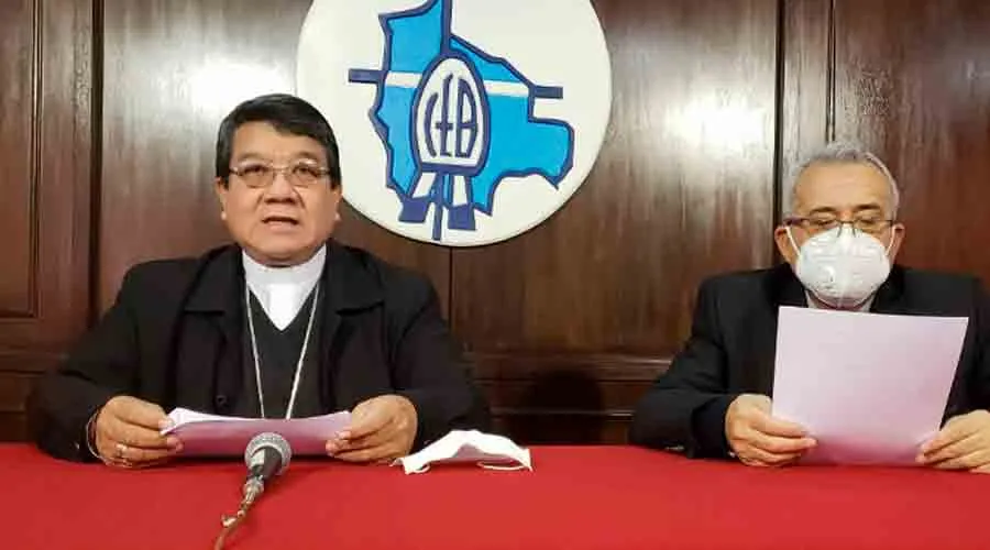 Mons. Aurelio Pesoa, Secretario General y P. José Fuentes, Secretario General Adjunto. Crédito: Conferencia Episcopal Boliviana.