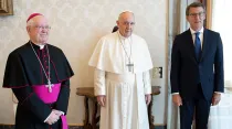 Papa Francisco recibe a Mons. Julián Barrio (Izq), Arzobispo de Santiago de Compostela y a Alberto Núñez Feijoó (dcha), Presidente de la Xunta de Galicia. Crédito: Twitter Alberto Nuñez Feijoó. 