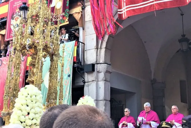 Arzobispo de Toledo en procesión del Corpus Christi:  Amad a los demás como lo hizo Cristo