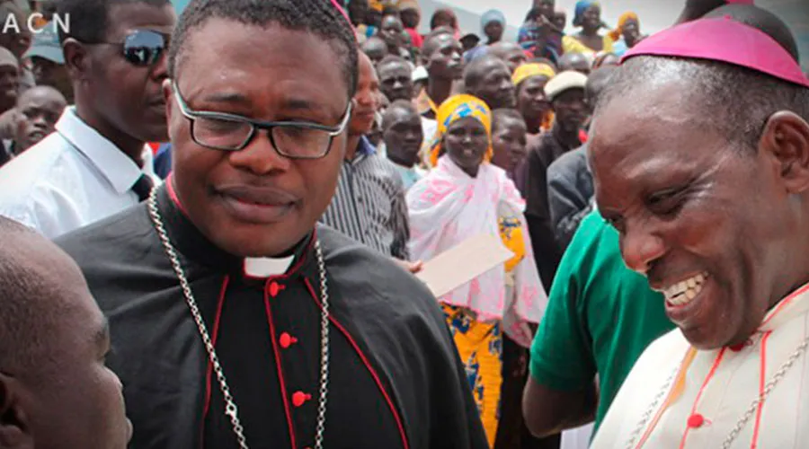 Mons. Bruno Ateba Edo (izquierda) / Ayuda a la Iglesia Necesitada (AIN)?w=200&h=150