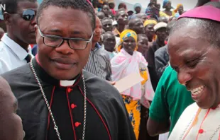 Mons. Bruno Ateba Edo (izquierda) / Ayuda a la Iglesia Necesitada (AIN) 