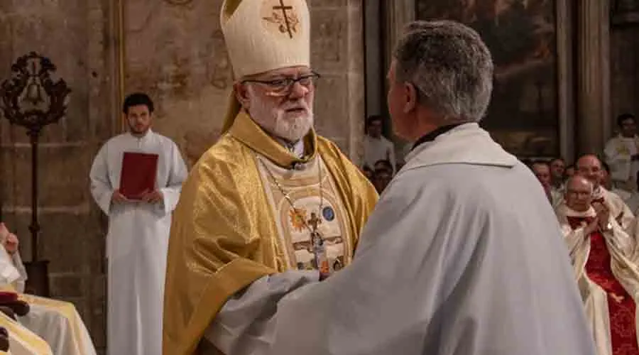 Mons. Celestino Aós saluda a P. Jerónimo Walker. Crédito: Arquidiócesis de Santiago.