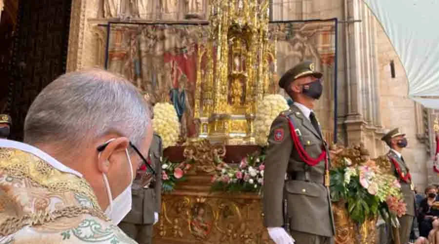 Mons. Francisco Cerro, Arzobispo de Toledo (España) reza ante el Santísimo Sacramento. Crédito: Archidiócesis de Toledo.