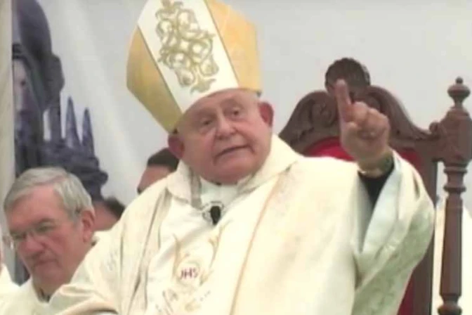 VIDEO: Obispo enciende las redes al proponer curioso experimento sobre “matrimonio” gay