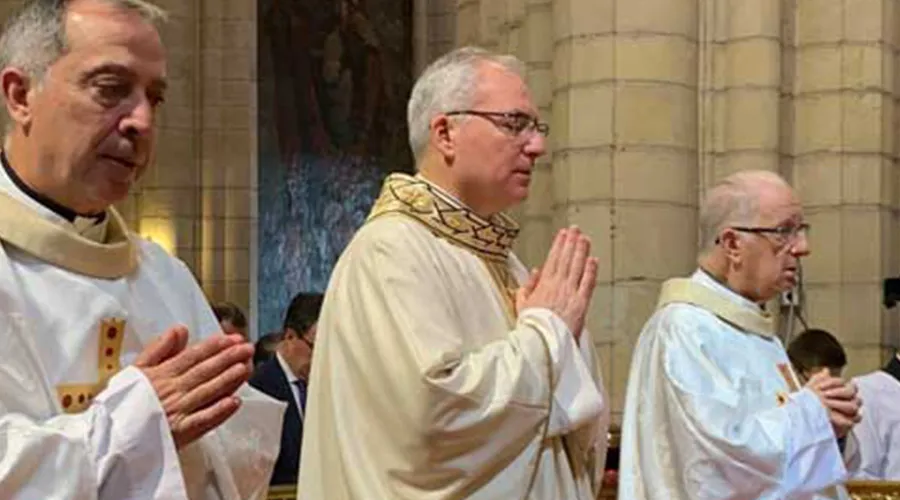 Mons. Sebastián Chico (centro) durante la celebración de una ceremonia. Crédito: CEE