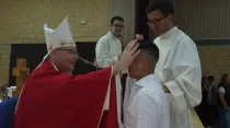 Mons. Sebastián Chico, Obispo auxiliar de la diócesis de Cartagena-Murcia durante la confirmación en la cárcel. Foto: Diócesis de Cartagena-Murcia