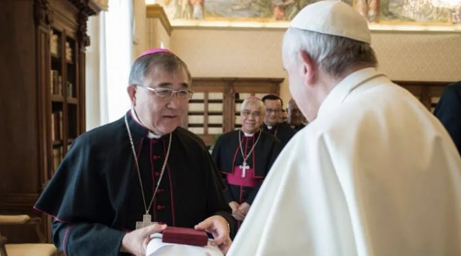 Imagen referencial. Mons. Sim con el Papa en Visita ad limina de 2018. Foto: Vatican Media