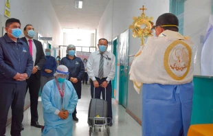 Mons. Marco Antonio Cortez Lara visita con el Santu00edsimo Sacramento el Hospital Regional Hipu00f3lito Unanue. Cru00e9ditos: Diu00f3cesis de Tacna y Moquegua 