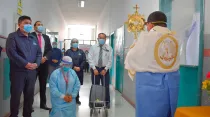 Mons. Marco Antonio Cortez Lara visita con el Santísimo Sacramento el Hospital Regional Hipólito Unanue. Créditos: Diócesis de Tacna y Moquegua