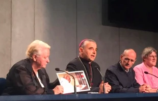 Mond Domique Lebrun y la hermana del sacerdote asesinado, durante la rueda de prensa. Foto: Marco Macini / ACI Group 