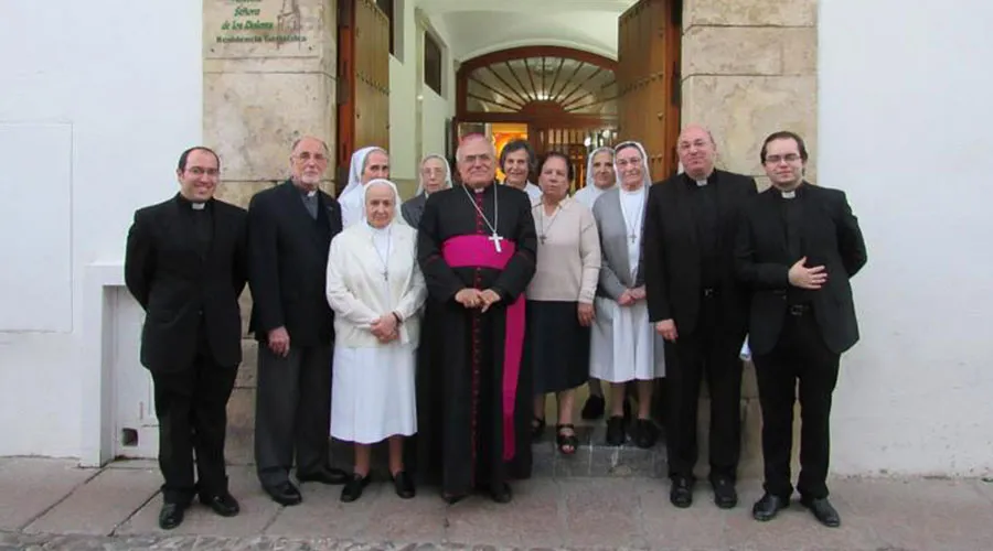 Mons. Demetrio Fernández junto a miembros de la Vida Consagrada / Foto: Facebook Diócesis de Córdoba